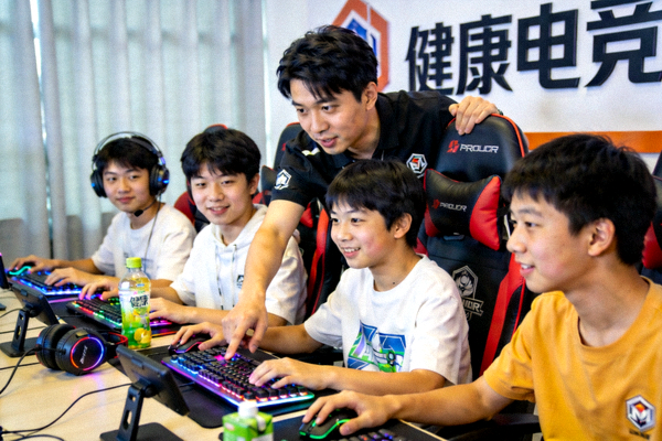 青少年参加健康电竞活动照片 - 在指导下进行团队竞技